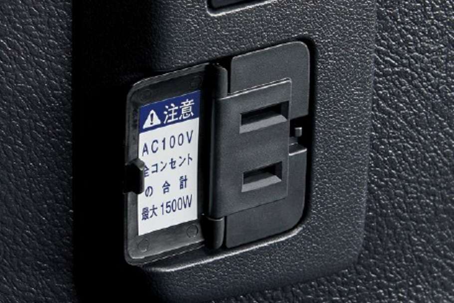 インパネ一体型センターコンソールボックス(アッパートレイ・リヤボックス・運転席サイドポケット付)〈充電用USB端子2個+アクセサリーコンセント(AC100V・1500W)2個付〉