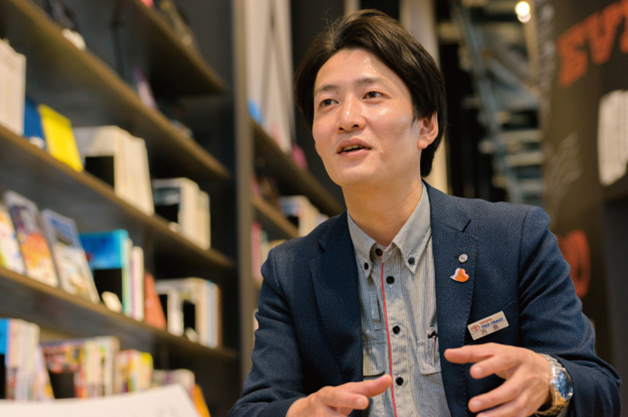 インタビューを受ける西島さん