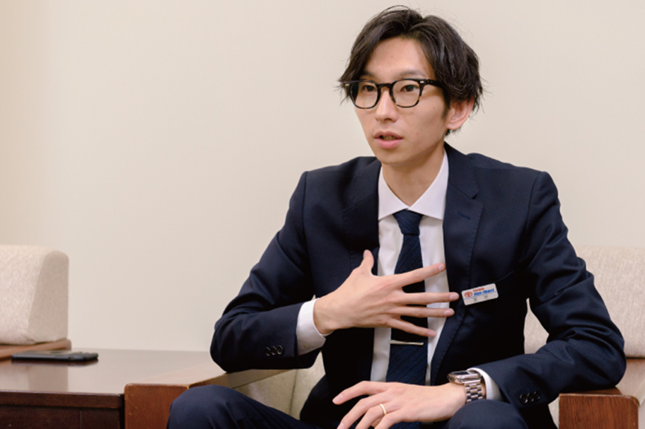 インタビューを受ける末光さん