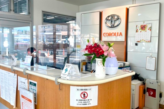 トヨタカローラ山口_小郡店内観